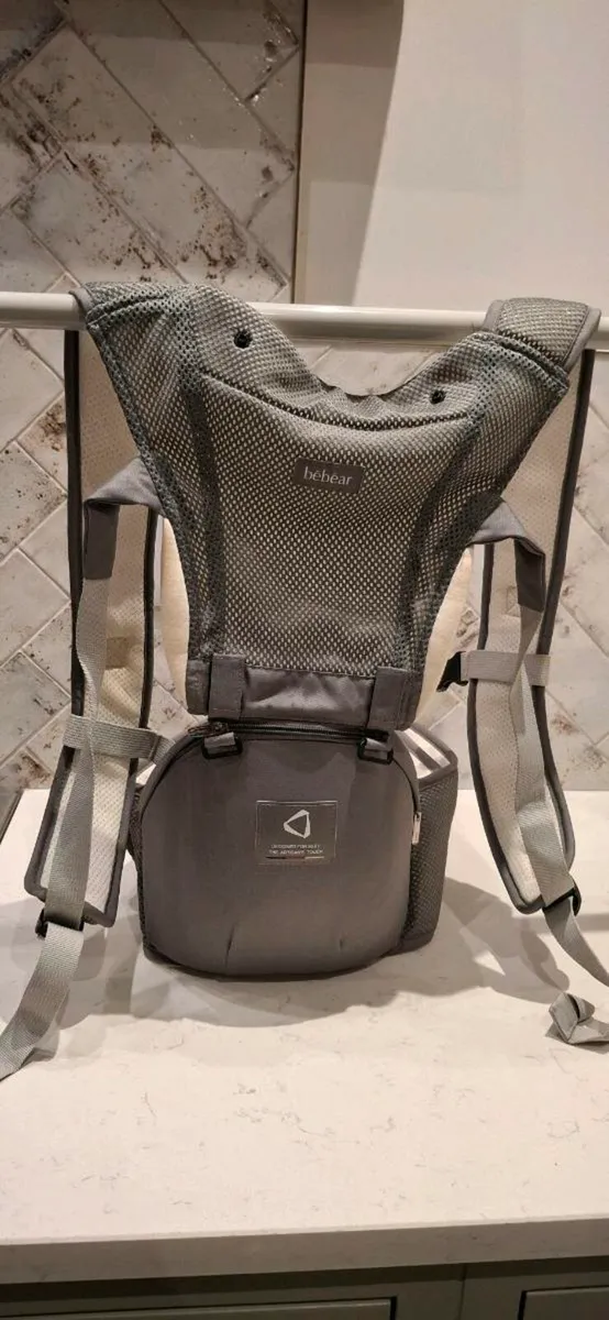 Bebear baby carrier with hip seat - Image 1