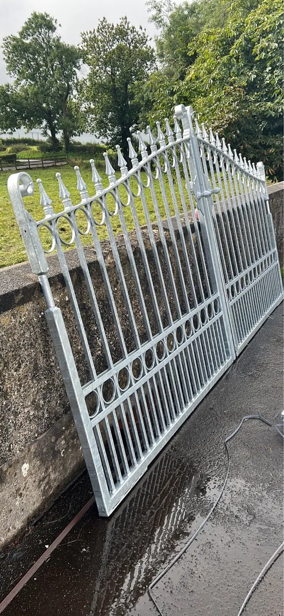 4 metre driveway gates - Image 1