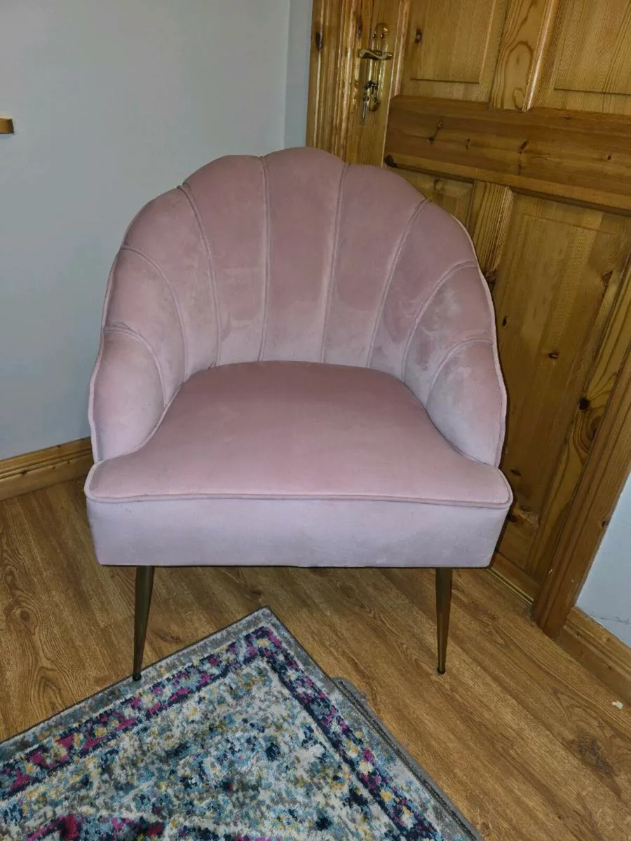 Blush pink velvet shell chair - Image 1