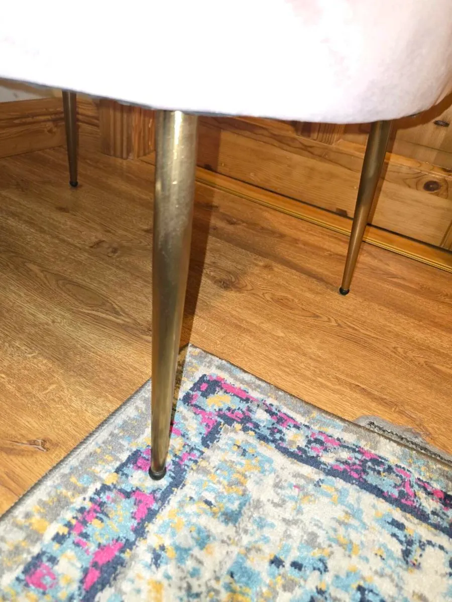 Blush pink velvet shell chair - Image 4