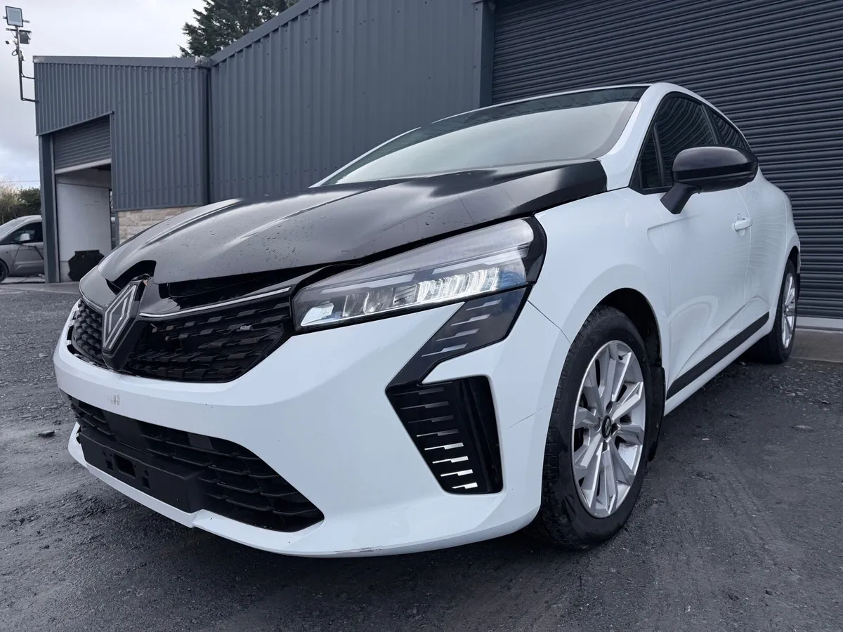 241’ Renault Clio TCE Evolution LOW MILEAGE - Image 1