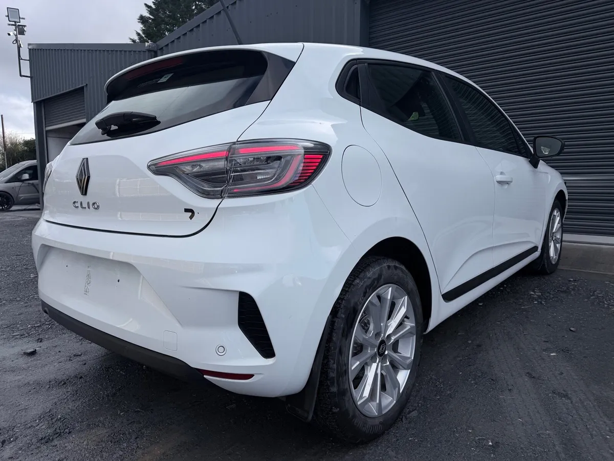 241’ Renault Clio TCE Evolution LOW MILEAGE - Image 4