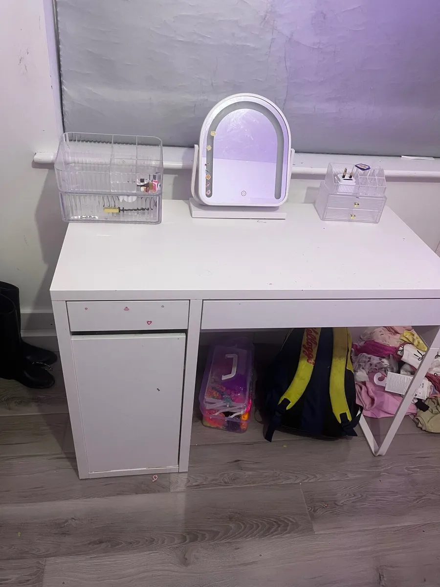 Table and mirror - Image 1