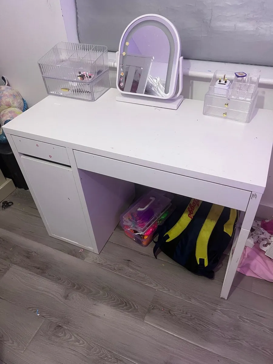 Table and mirror - Image 2