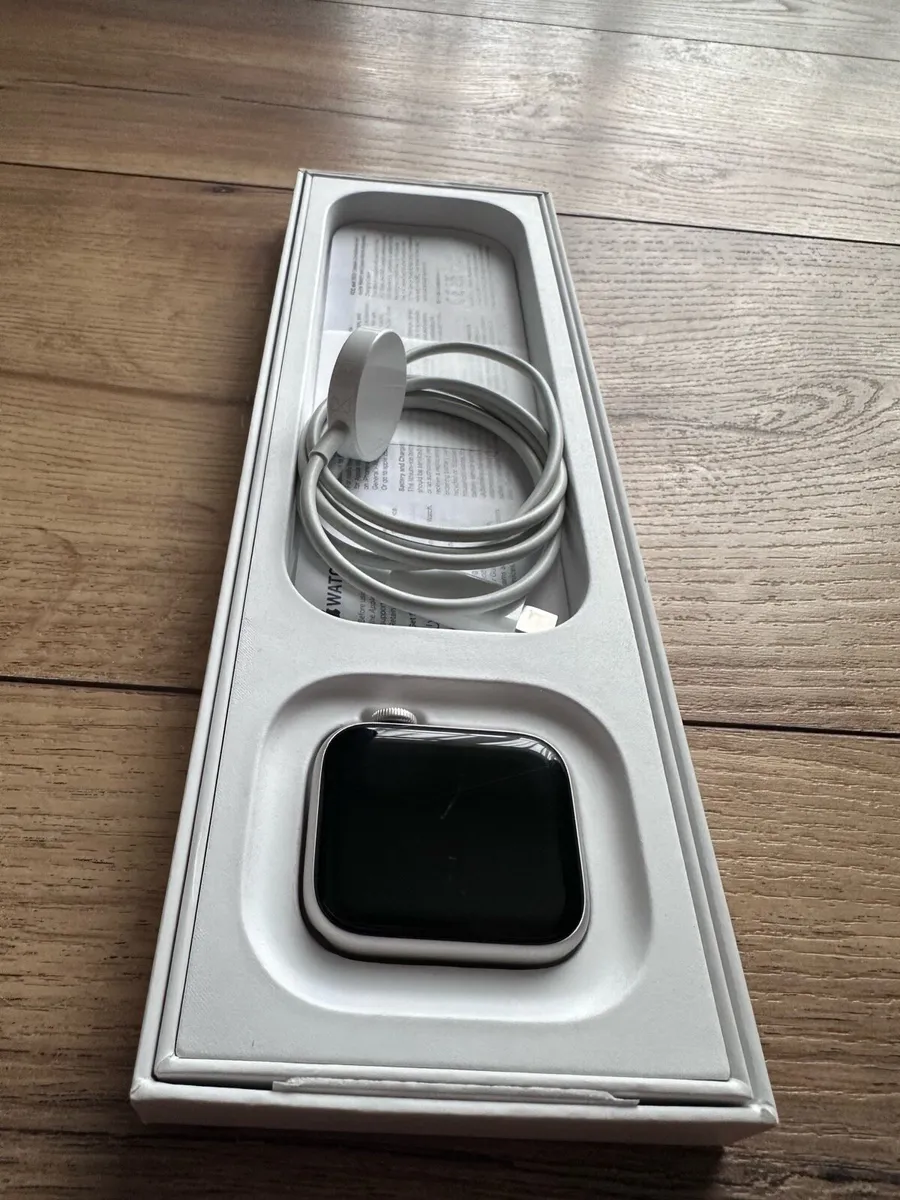 Apple watch SE 40mm - Image 3