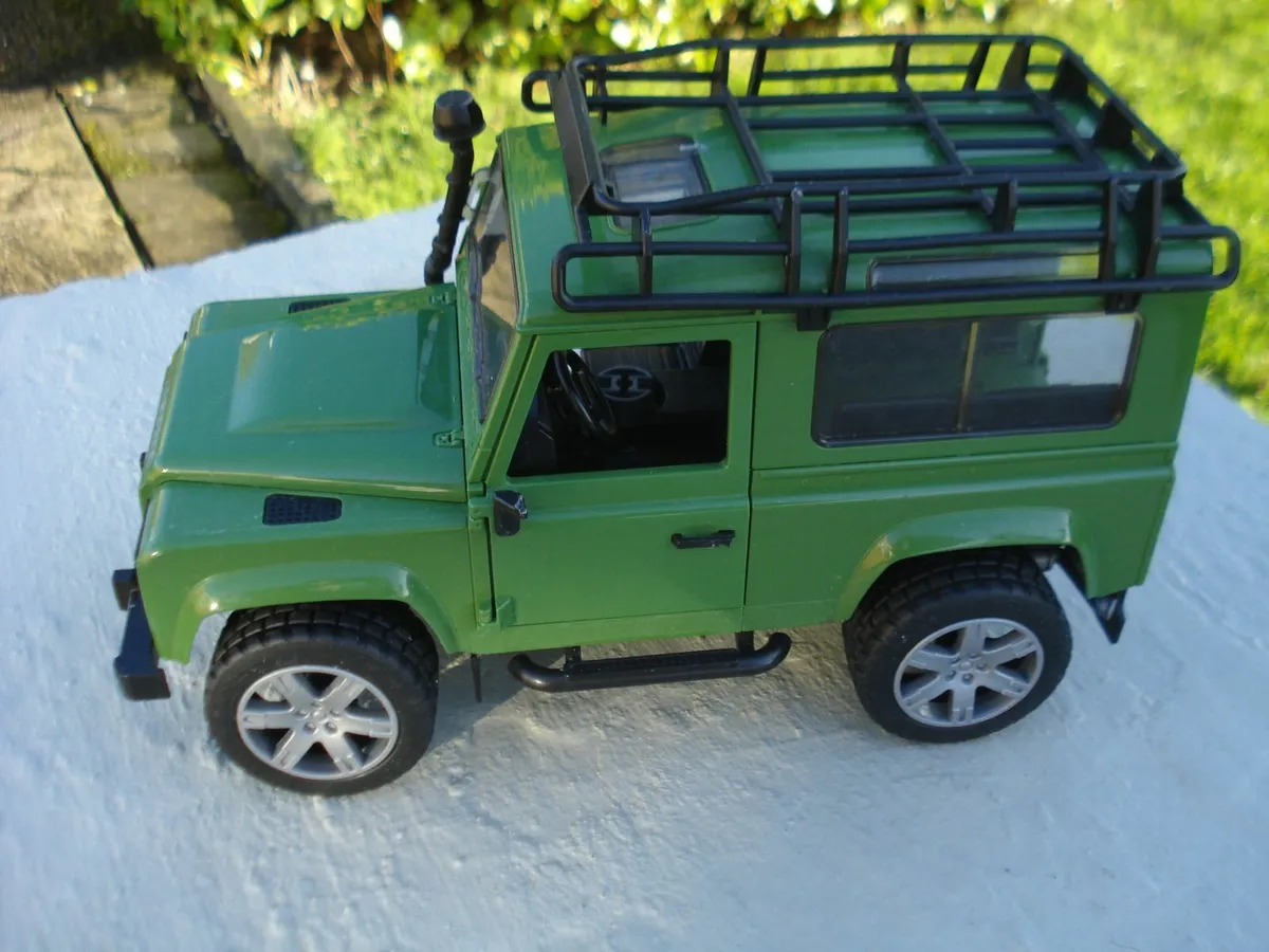 LARGE BRUDER LAND ROVER DEFENDER. 1/16 SCALE. - Image 1