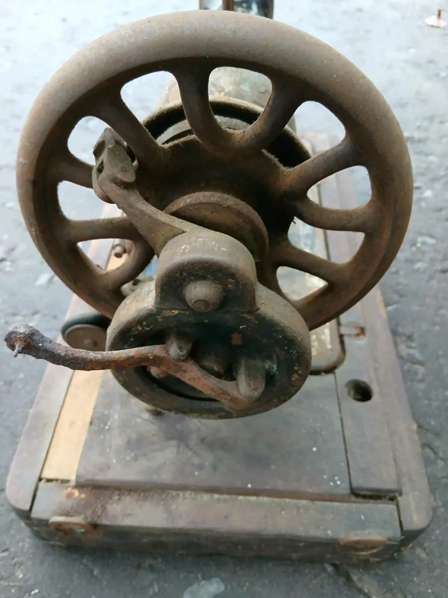 Old singer sewing machine - Image 2