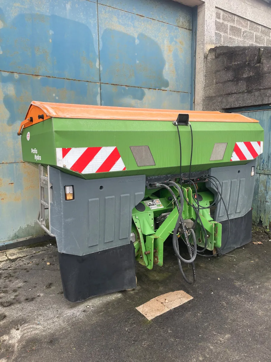 Amazon fertiliser spreader - Image 1