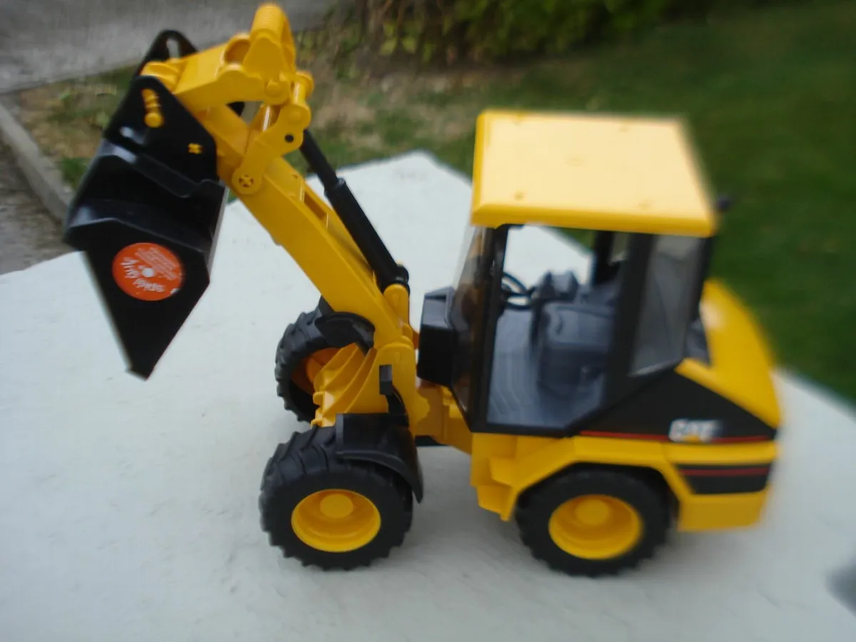 BRUDER CAT REAL RUBBER WHEELS LOADER. 1/16 SCALE. - Image 2