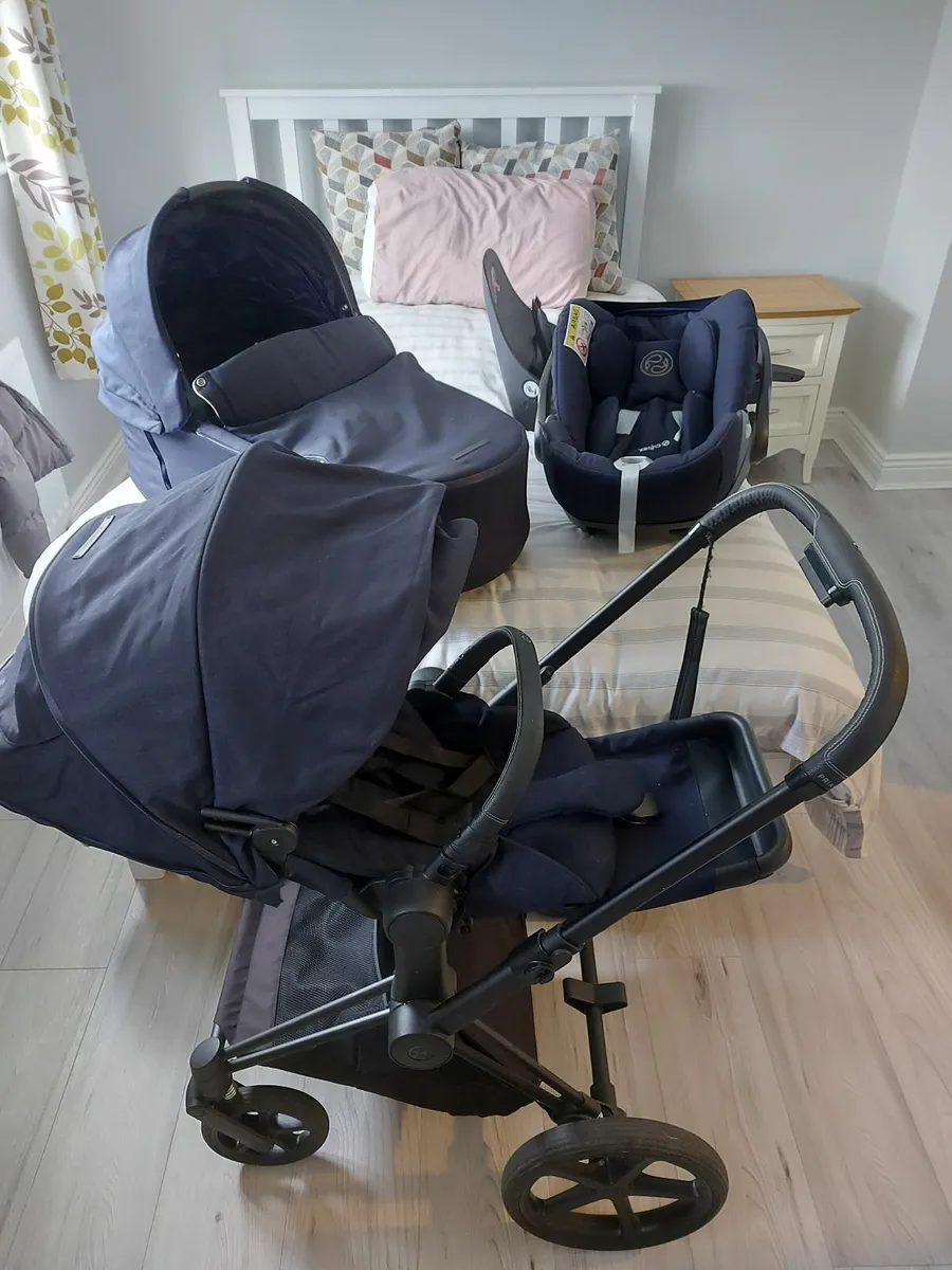 Pram, buggy, car seat and car seat bracket - Image 1