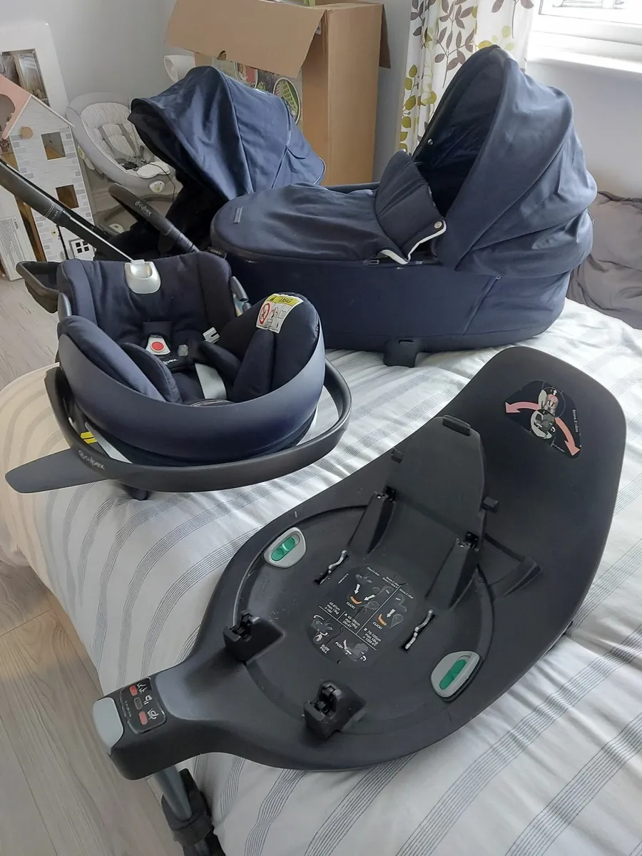 Pram, buggy, car seat and car seat bracket - Image 2