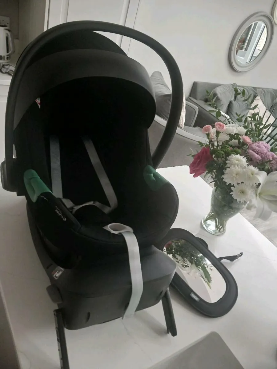 Car seat iso fix and mirror - Image 1