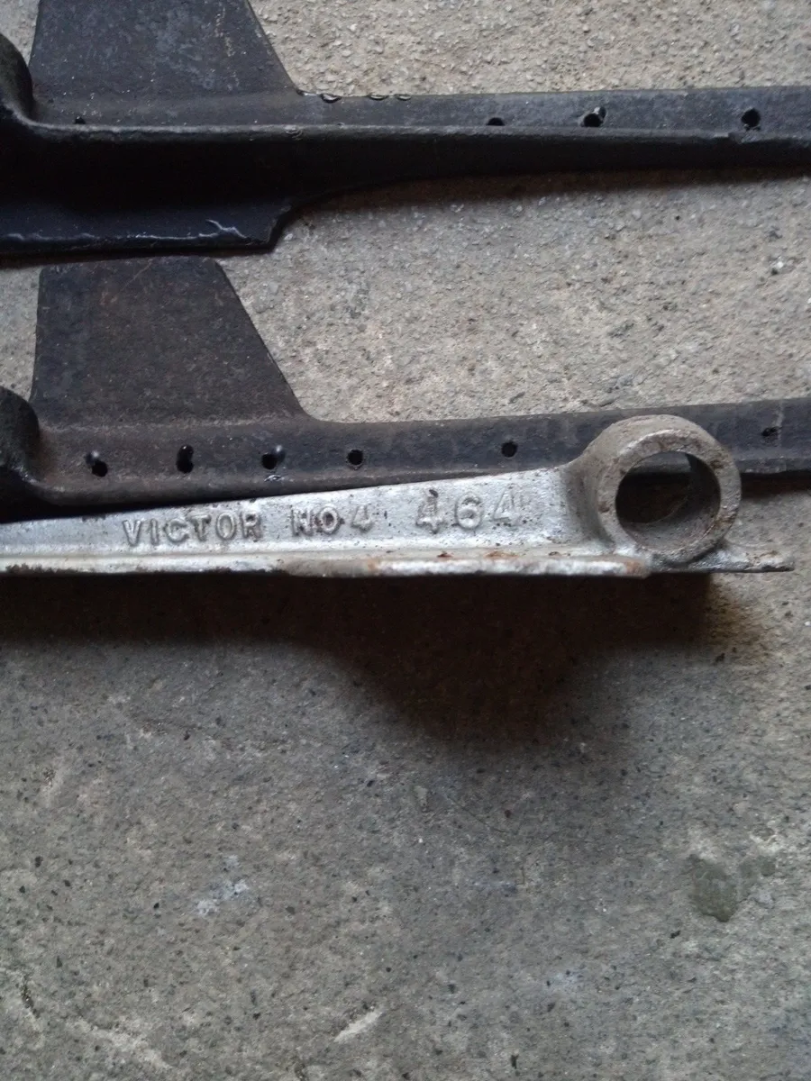 4. Vintage sickle mower knife heads - Image 2