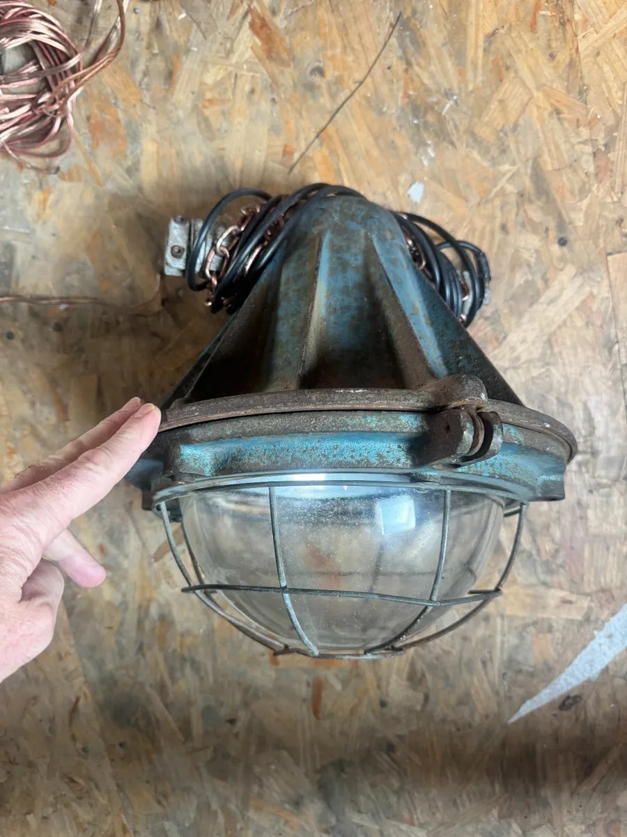 Industrial Light fitting - Image 3