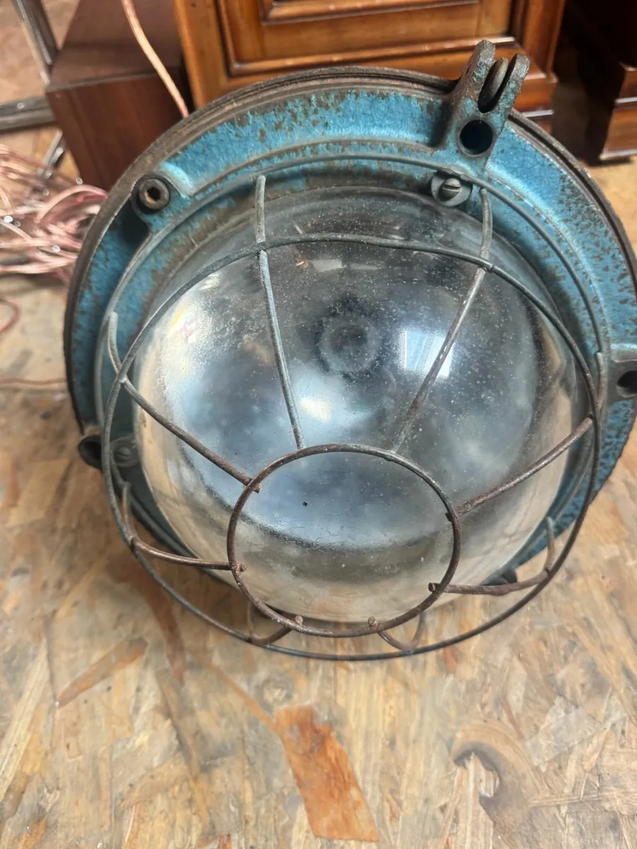 Industrial Light fitting - Image 4