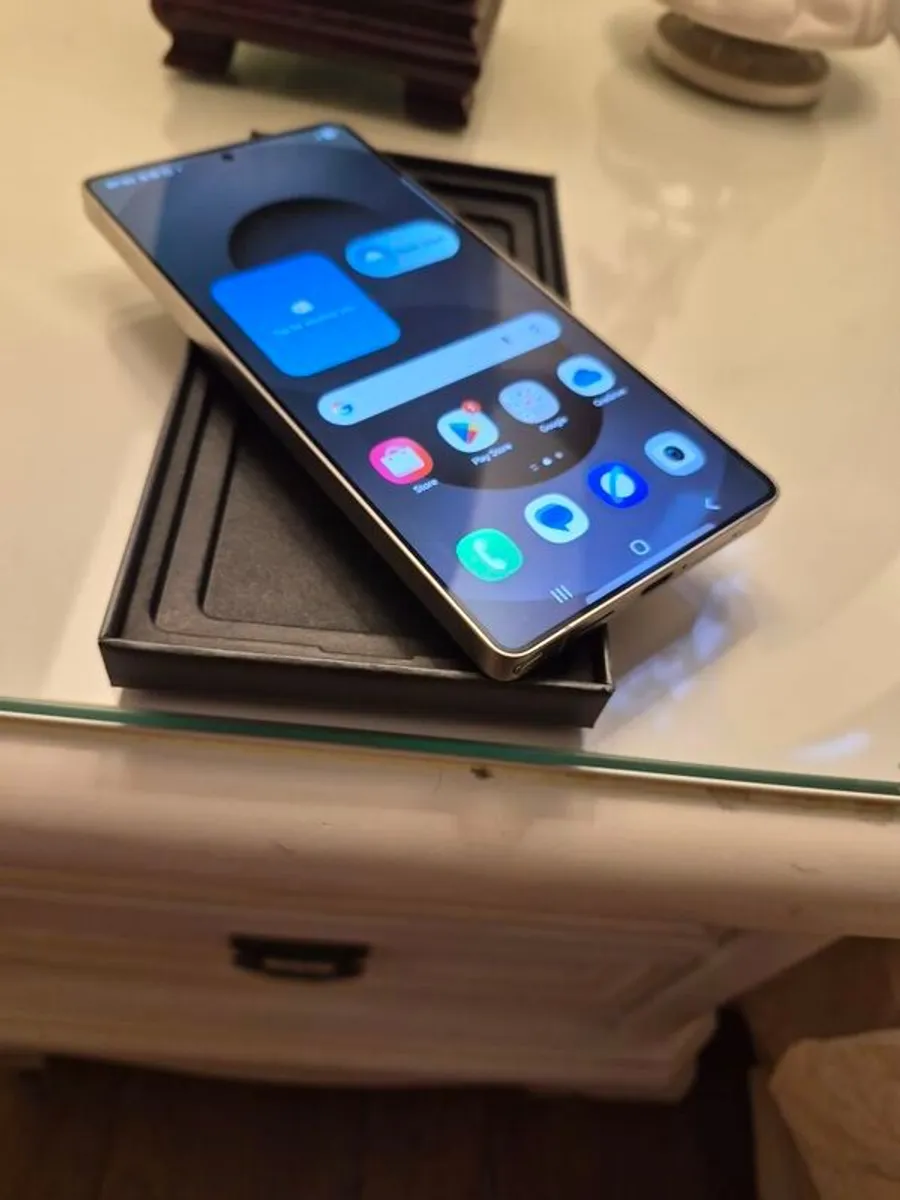 Samsung S25 Ultra 512GB Titanium Grey Samsung Warranty Grade A UK Model Fully Boxed come with Samsung Buds Pro 3. Open to Trade or Swap - Image 2
