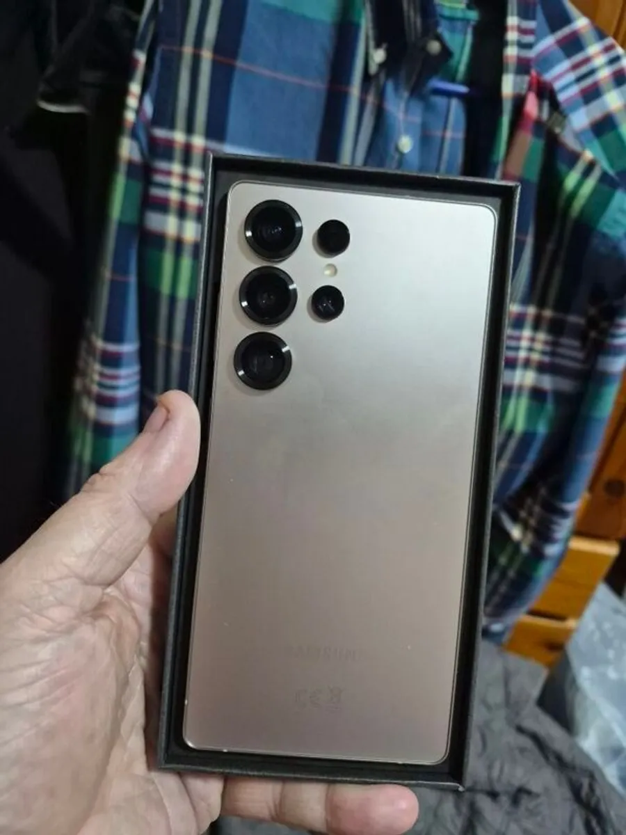 Samsung S25 Ultra 512GB Titanium Grey Samsung Warranty Grade A UK Model Fully Boxed come with Samsung Buds Pro 3. Open to Trade or Swap - Image 3