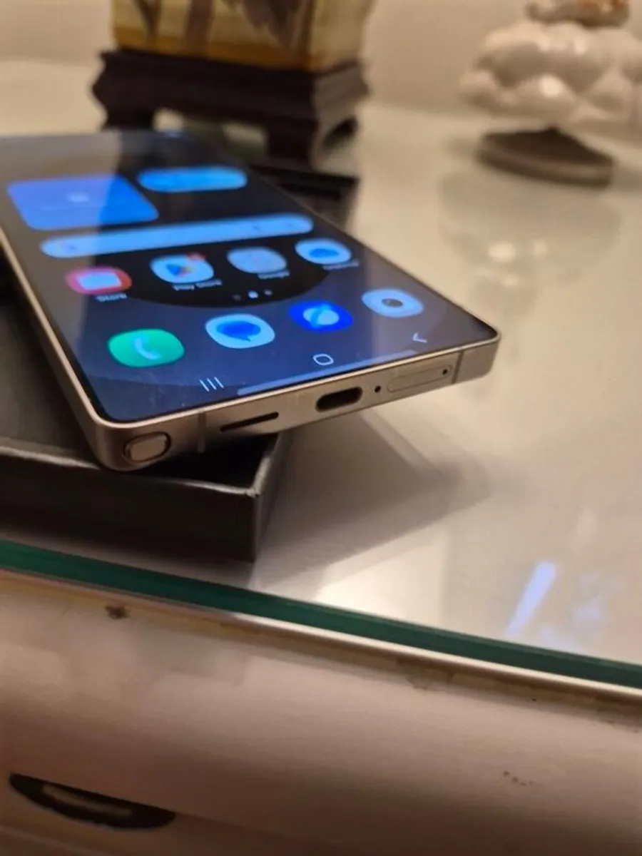 Samsung S23 Ultra Lavender 512GB Lavender Grade A would pass as brand New comes with box and case - Image 3