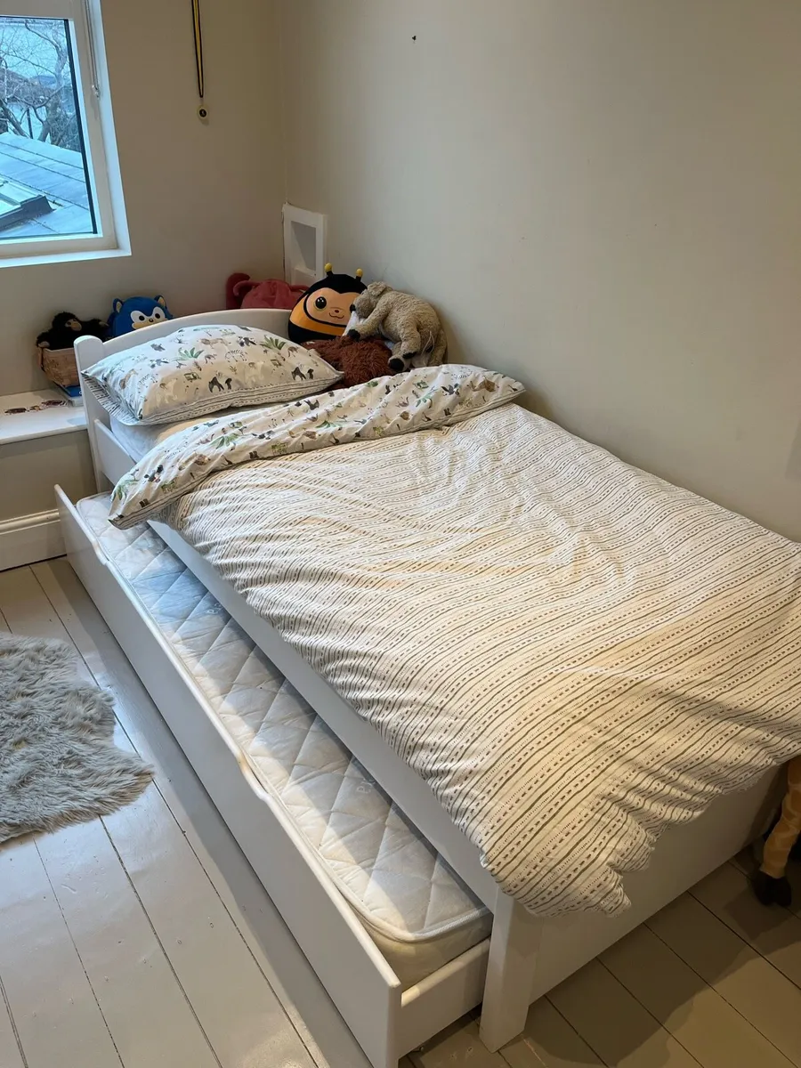 Single bed with pull out bed