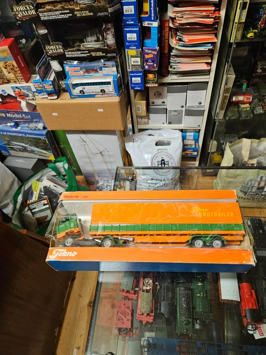 Corgi Tekno Volvo Tractor Unit and Trailer 1.50 - Image 1