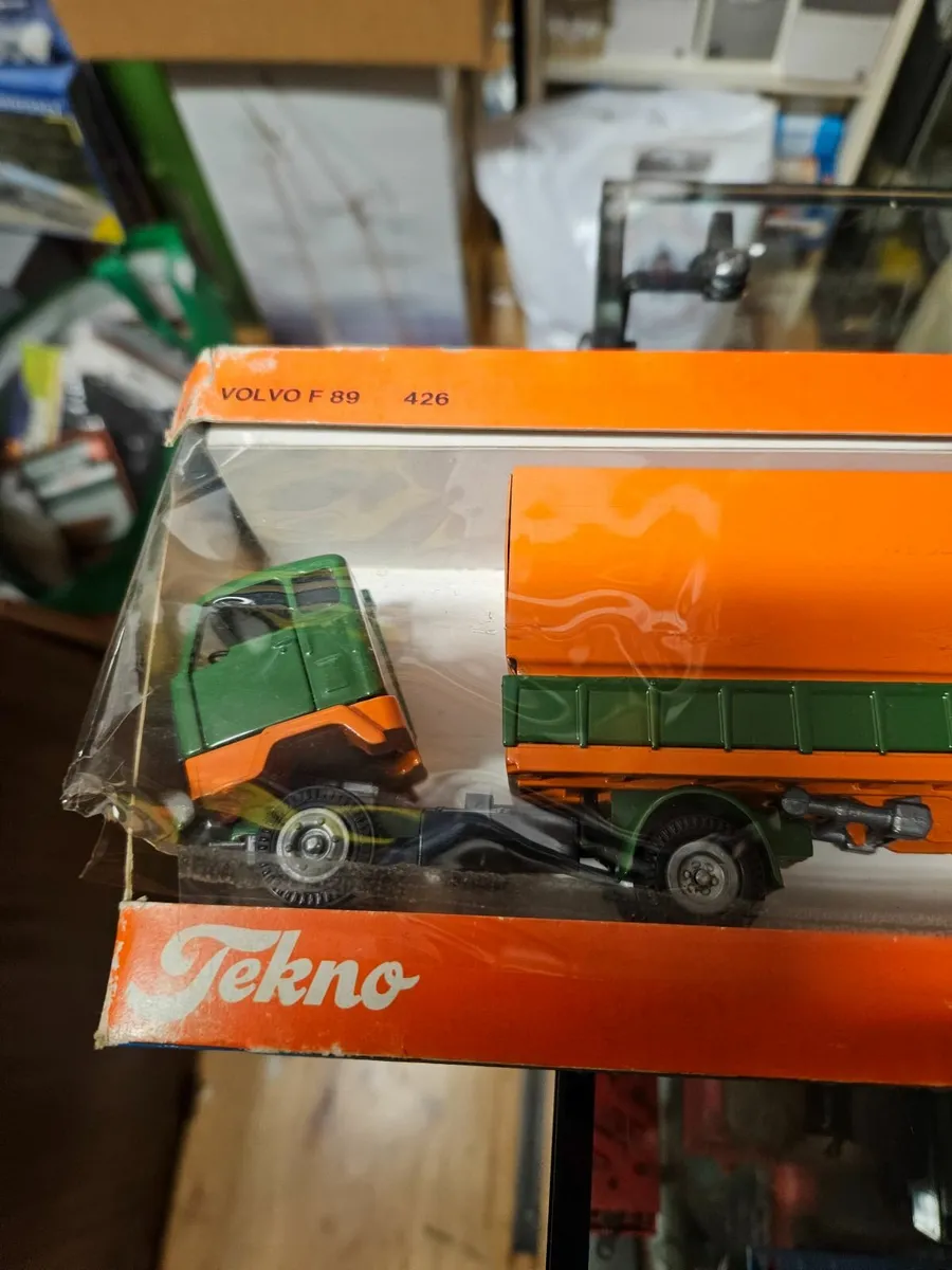 Corgi Tekno Volvo Tractor Unit and Trailer 1.50 - Image 2