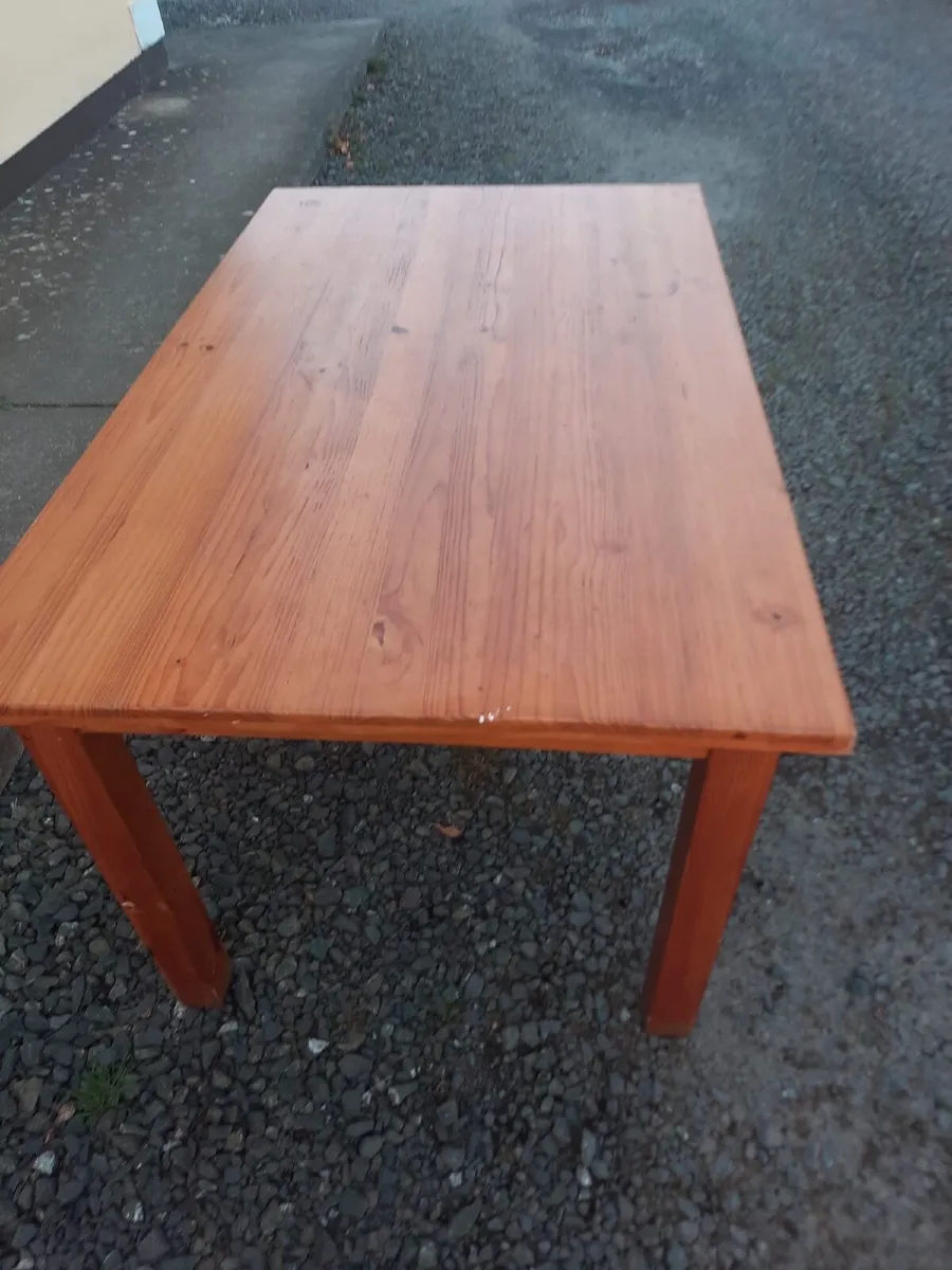 Table and chairs - Image 1