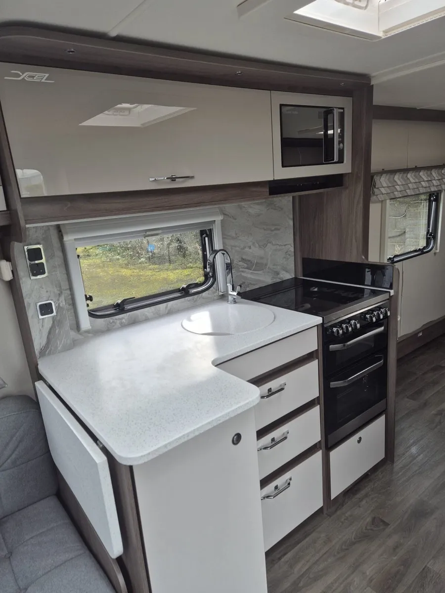 Coachman laser 875 2022 island bed - Image 4