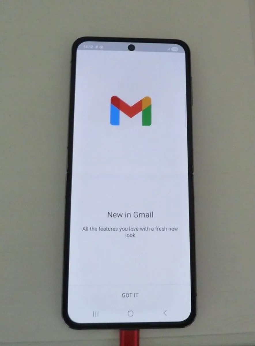 Samsung Z-Flip 4 - 5G - Needs Repair! - Image 4
