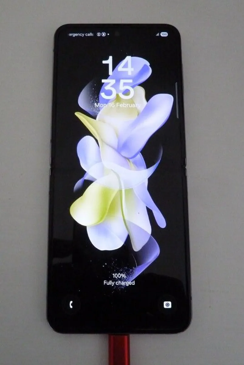 Samsung Z-Flip 4 - 5G - Needs Repair! - Image 1