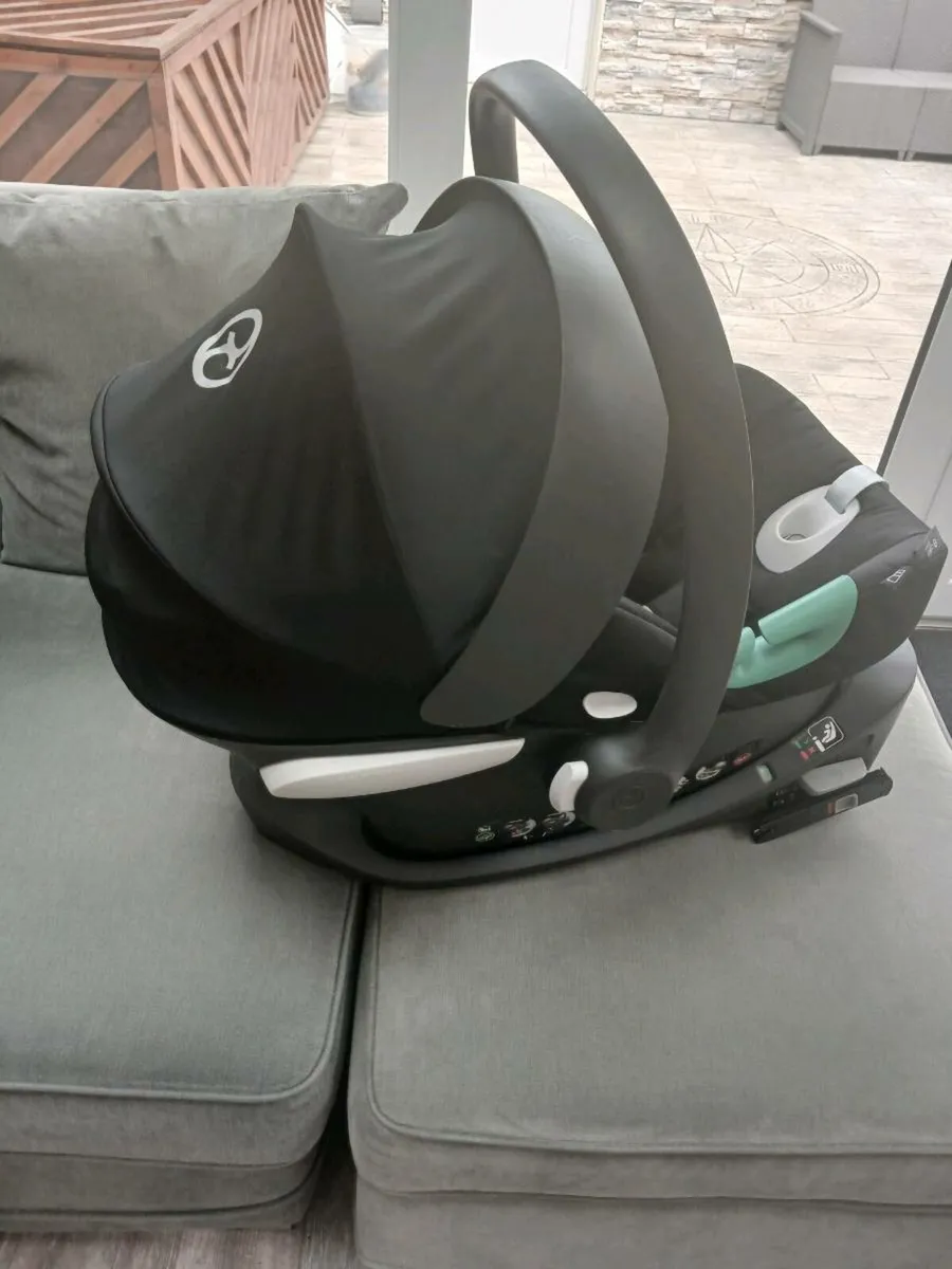 Car seat iso fix and mirror - Image 3