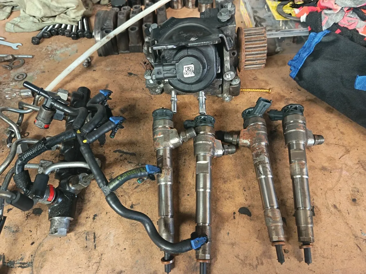 Renault engine parts - Image 1