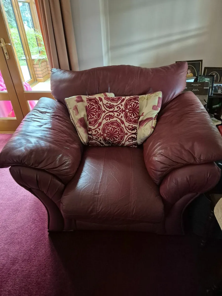 Leather 3 piece suite (3+1+1) - Image 1