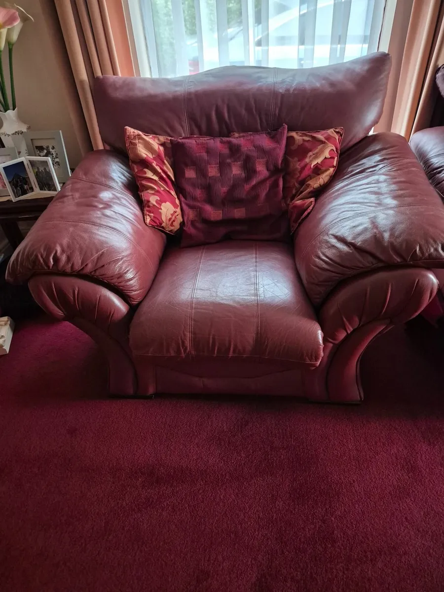 Leather 3 piece suite (3+1+1) - Image 2