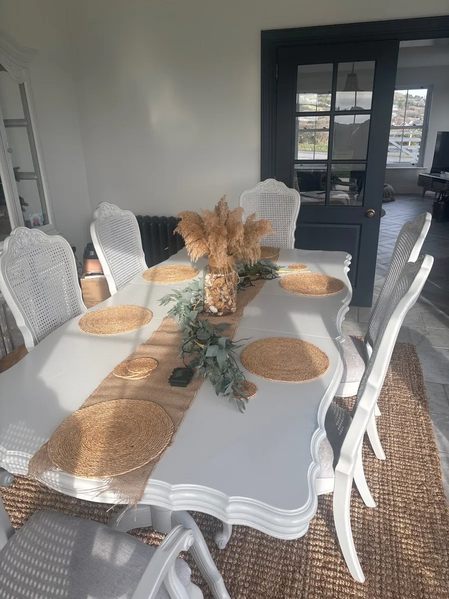 Dining table and chairs - Image 1