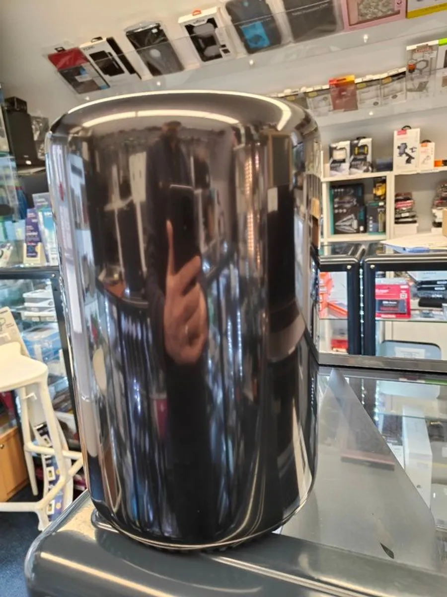 Apple Mac Pro (Late 2013) A1481 3.7GHz Intel Xeon E5, 32GB RAM, 1TB SDD macOS Sequoia (Graphics: AMD FirePro D300 2GB) - Image 4