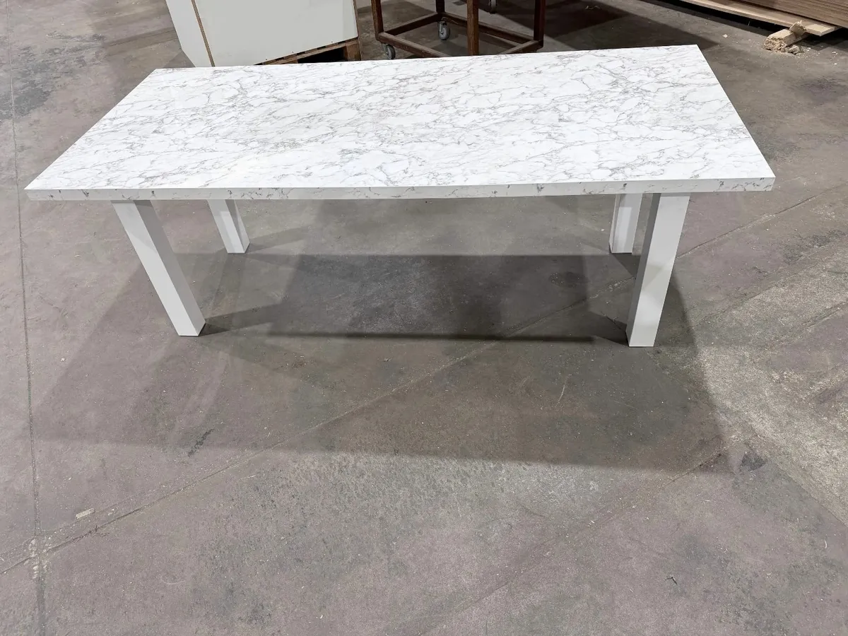 White gloss Dining table - Image 1
