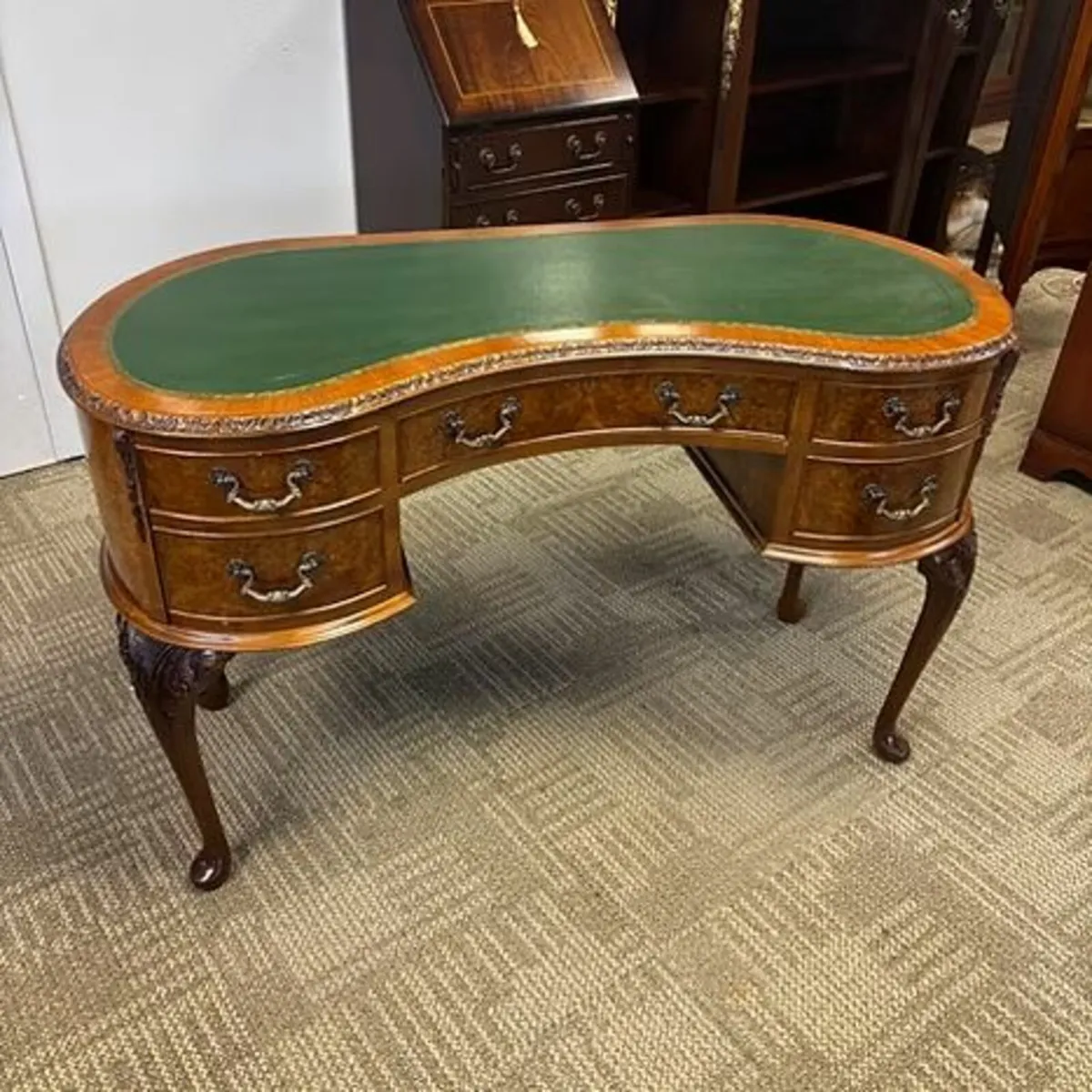 Antique kidney-shaped burr walnut writing desk
