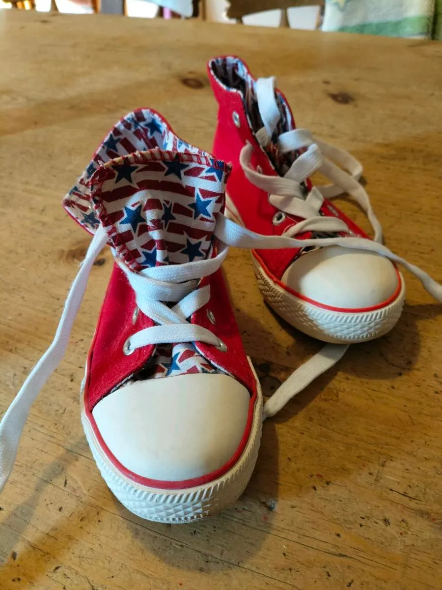 Youths high top trainers, great condition. Stars a - Image 1