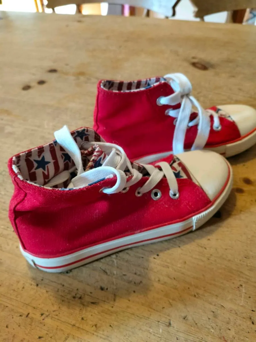 Youths high top trainers, great condition. Stars a - Image 3