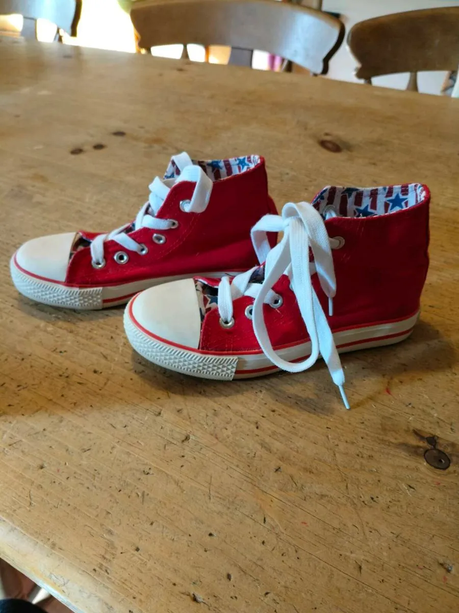 Youths high top trainers, great condition. Stars a - Image 4