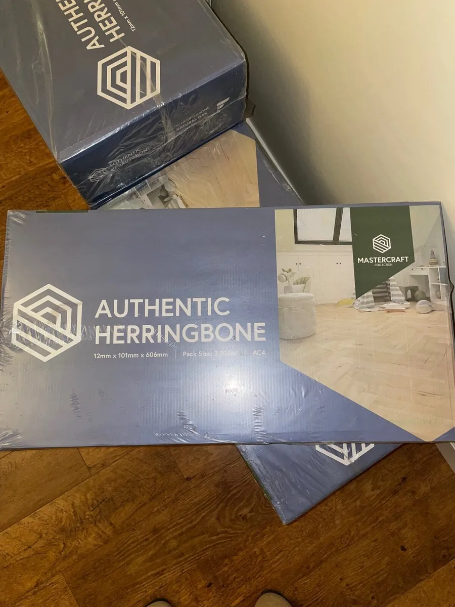 Natural oak finish Herringbone flooring - Image 4