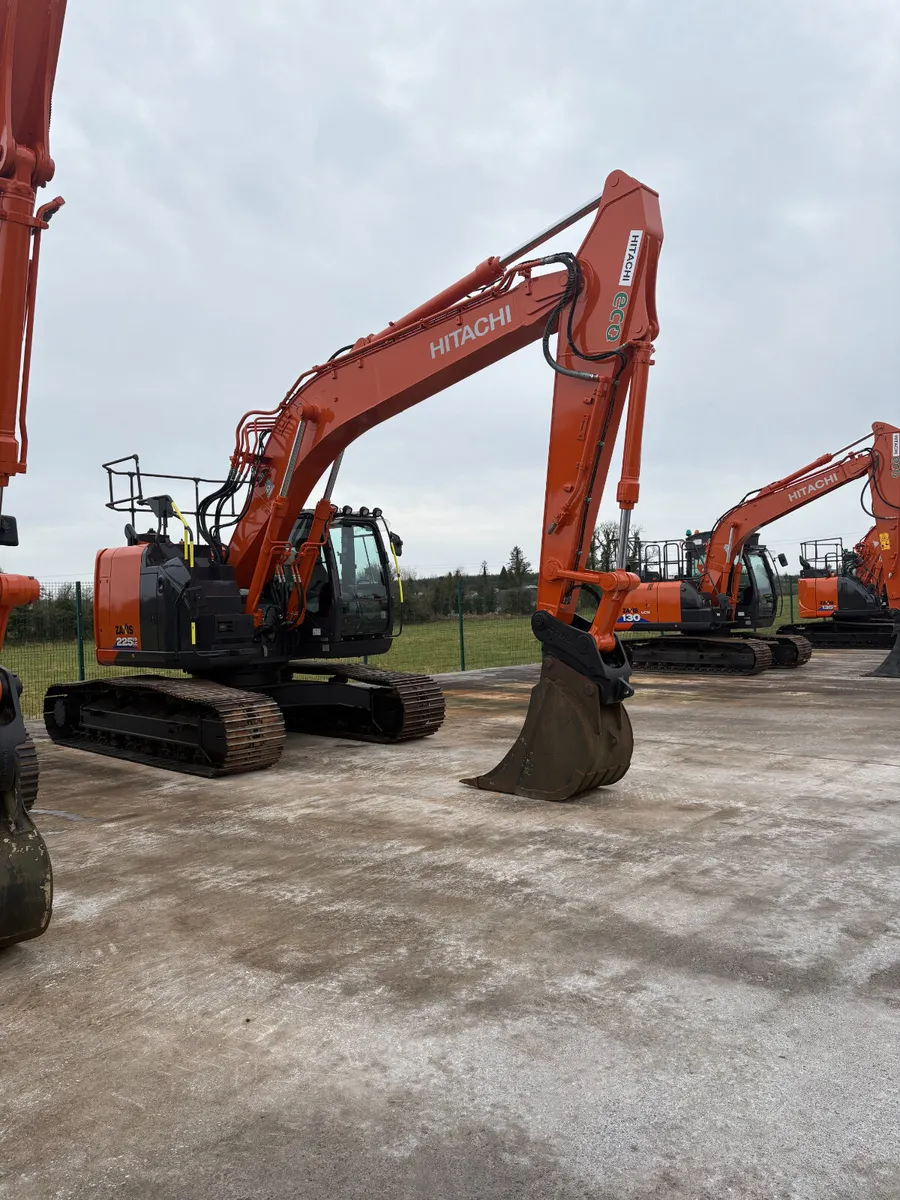 HITACHI ZX225-6 - Image 1