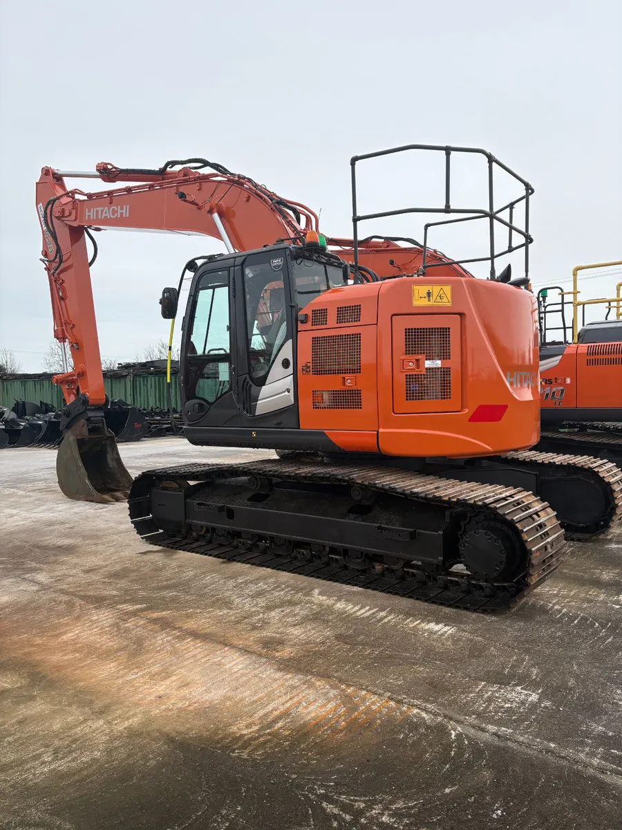 HITACHI ZX225-6 - Image 4