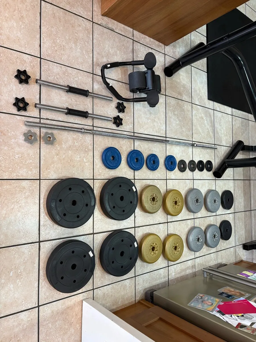 NICE GYM WEIGHT SET, BENCH, SQUAT RACK, WEIGHTS!! - Image 2