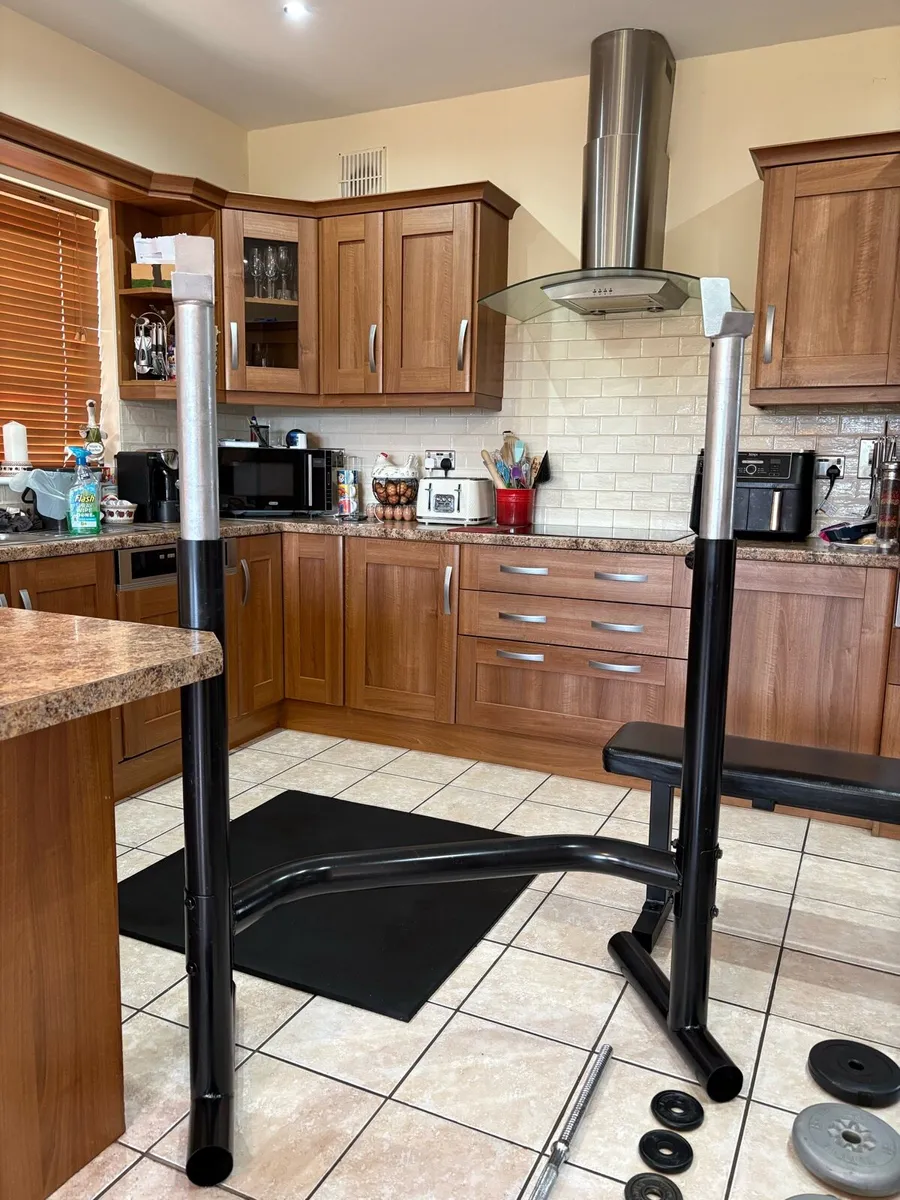 NICE GYM WEIGHT SET, BENCH, SQUAT RACK, WEIGHTS!! - Image 3