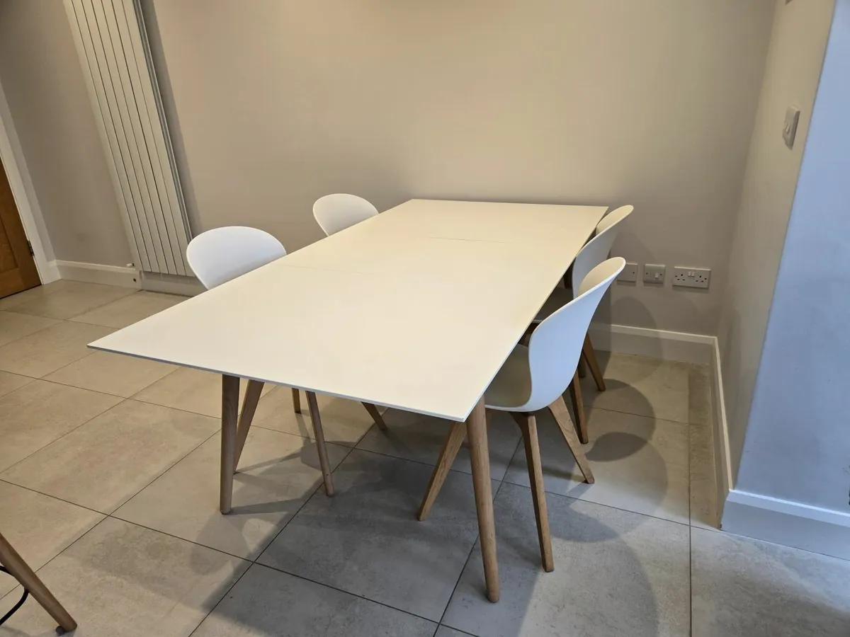 Dinner table - Image 1