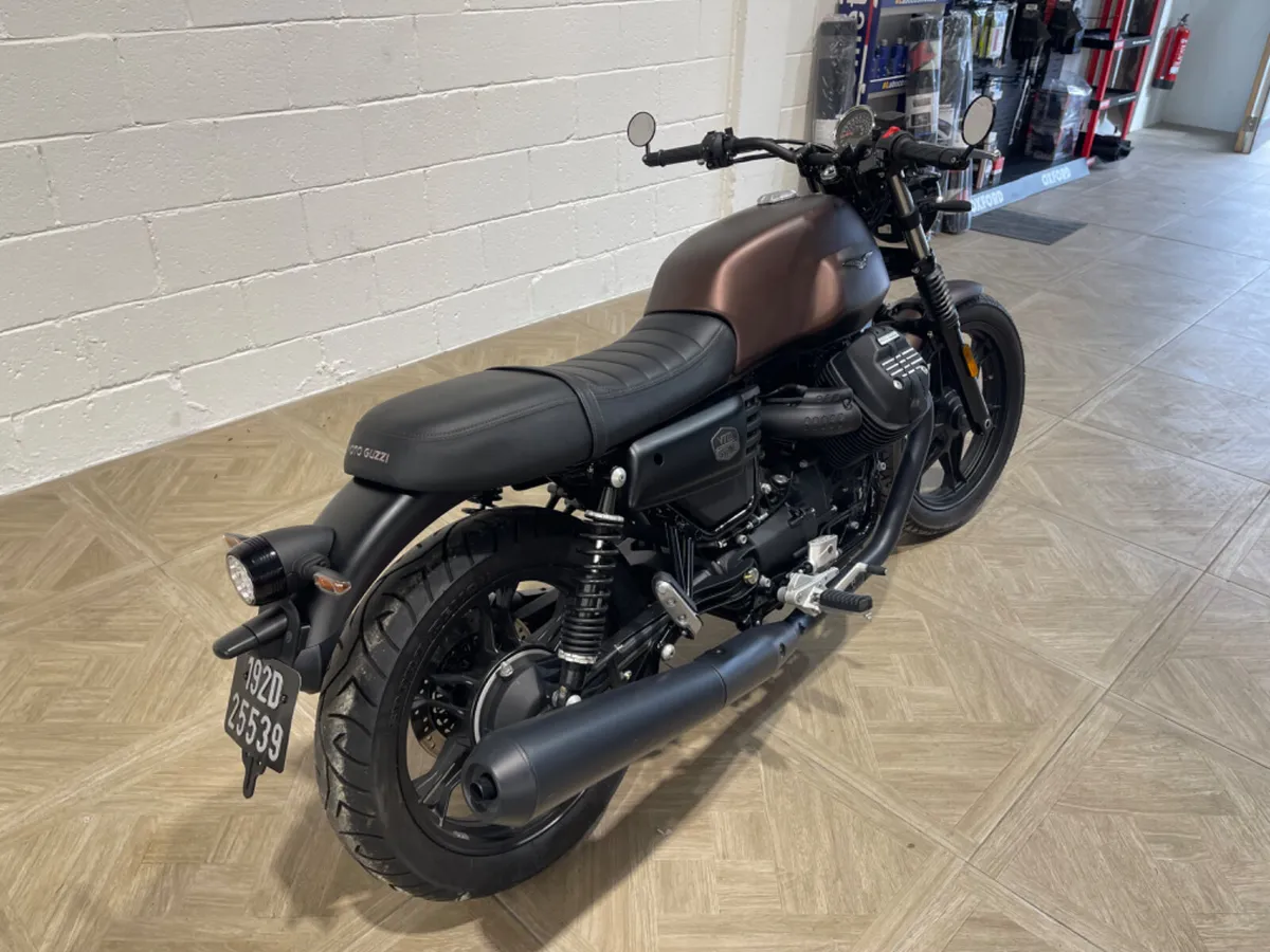MOTO-GUZZI V7 Stone 2019 - Image 3