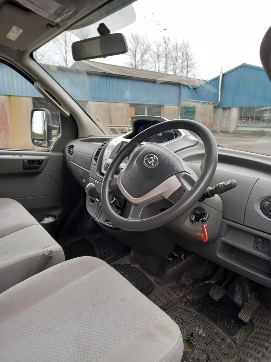 2020 LDV Box Van with lift 2.5 Diesel - Image 4