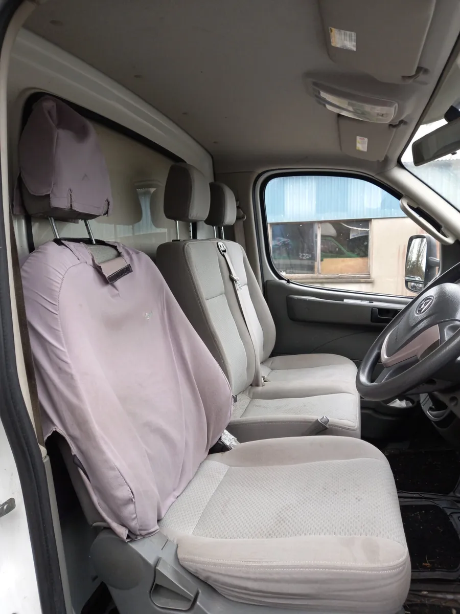 2020 LDV Box Van with lift 2.5 Diesel - Image 2