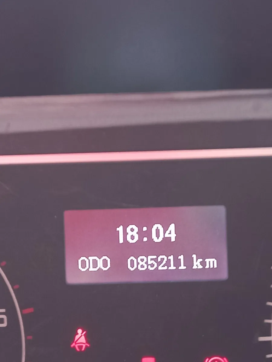 2020 LDV Box Van with lift 2.5 Diesel - Image 3